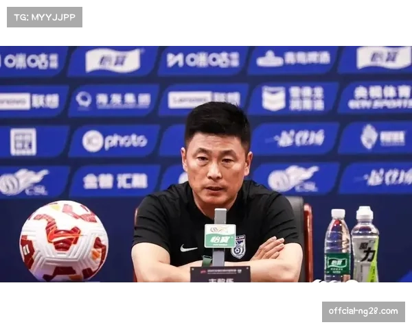 大连英博反击与定位球战术高效执行,利用泰山后场失误完成致命打击 大连英博反击与定位球战术高效执行,利用泰山后场失误完成致命打击